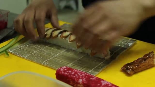 Как приготовить суши? Сворачивание на циновке. смотреть онлайн