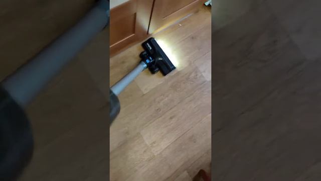 Вертикальный аккумуляторный пылесос Tefal TY7231WO в работе смотреть онлайн