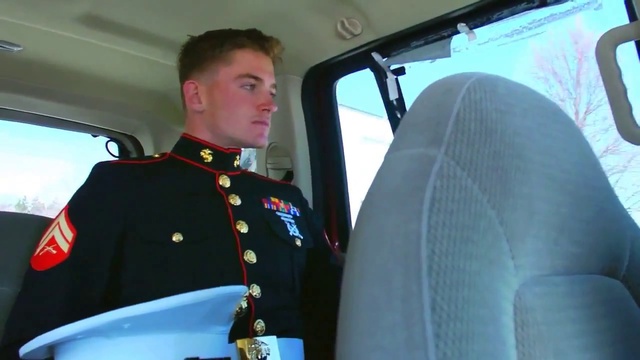 Морской пехотинец удивил своего брата смотреть онлайн