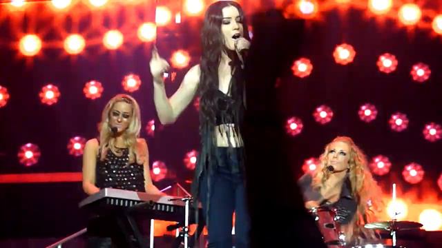 X Factor - Lucie Jones - Sweet Child O Mine (Tour 2010, 20th March O2 Arena London) смотреть онлайн