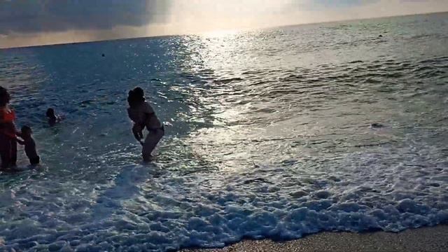 Адлер Сочи - начало сентябрь самый лучший отдых Бархатный Сезон Пляж Вагонное Депо Голубые Дали 202 смотреть онлайн