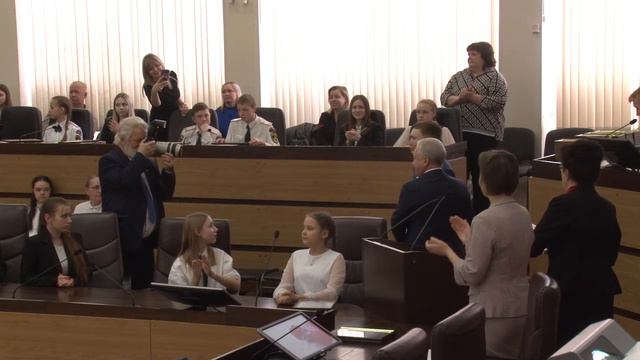 В Братске 100 лучших учащихся школ и учреждений дополнительного образования получили стипендию мэра смотреть онлайн