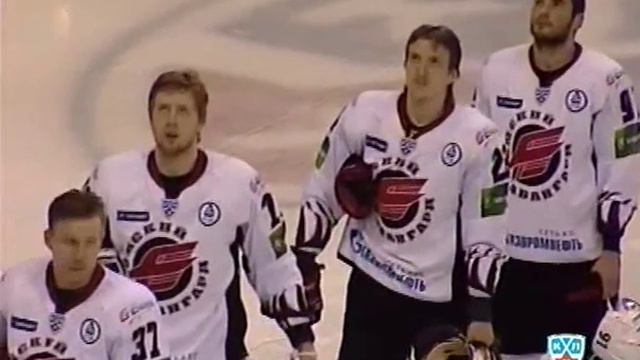 Евгений Сорокин исполняет гимн России на КХЛ смотреть онлайн