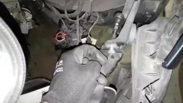 Замена крепления компрессора задней пневмоподвески Mercedes w211, s211 смотреть онлайн