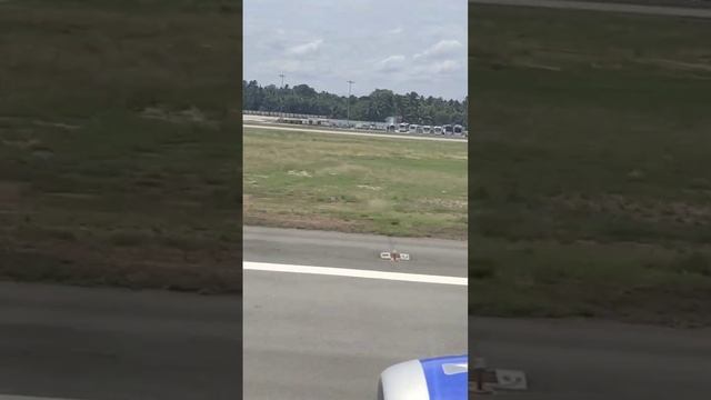 FLYING DOWN AT TRIVANDRUM INTERNATIONAL AIRPORT смотреть онлайн