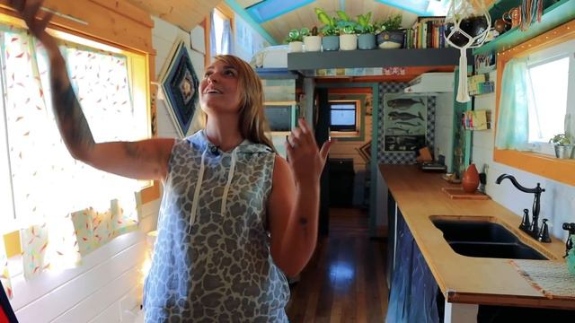 Simple Living In Artistic Tiny Home With Huge Greenhouse смотреть онлайн