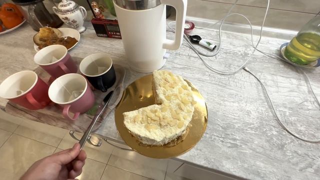 Накрыл на стол ! Приехали родители! Самвел отдал торт ! Почему не в Запорожье? смотреть онлайн