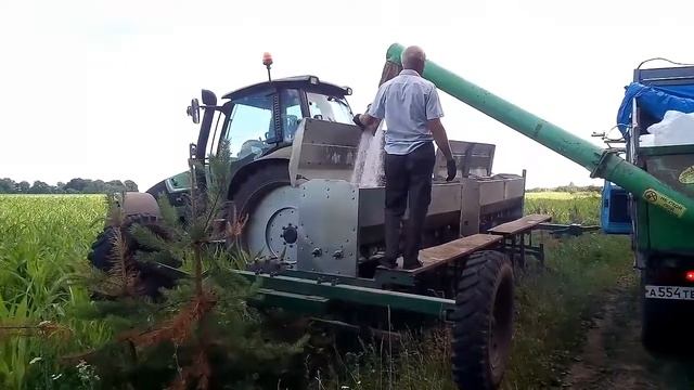 Внесение удобрения в почву при обработке.Китайский инвестор. смотреть онлайн