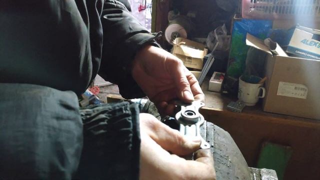 Снятие внешней обоймы подшипника в двигателе от пылесоса, в данном случае Самсунг... смотреть онлайн