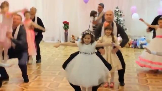 Папы приглашают дочерей на танец Выпускной бал в детском саду смотреть онлайн