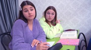 ПАЦАНЫ ОБНАГЛЕЛИ!!! ЗАГЛЯДЫВАЮТ ДАШЕ ПОД ЮБКУ