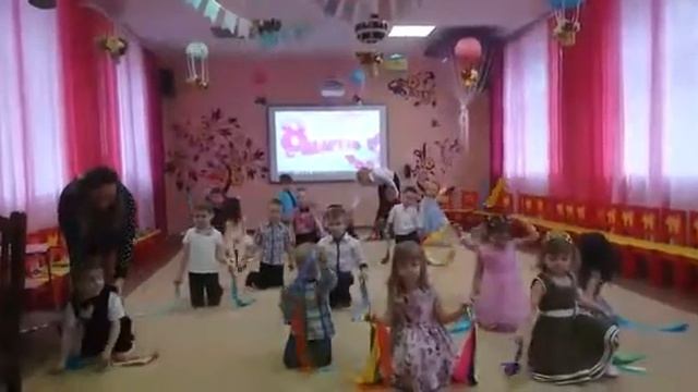 танец малышей с лентами смотреть онлайн