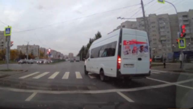 Маршрутка едет на красный. Чебоксары, проспект Тракторостроителей. смотреть онлайн