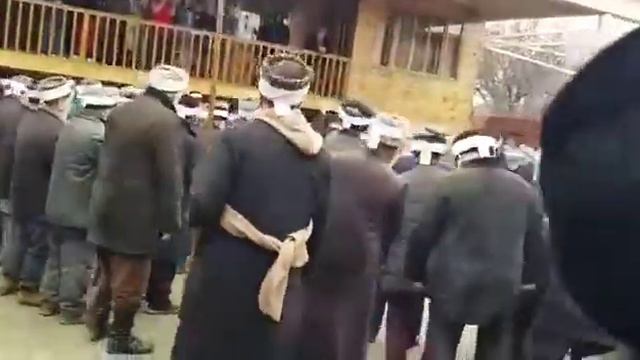 Благородные Чеченцы исполняют Зикр в Папахе с белыми повязками на Холхаз-Куй и делают обряд Зикра смотреть онлайн
