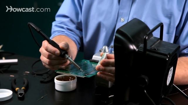 Removing Components from Circuit Board | Soldering смотреть онлайн