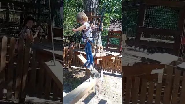 ТАРЗАНКА ДЛЯ ДЕТЕЙ Веревочный парк Леон - чемпион смотреть онлайн