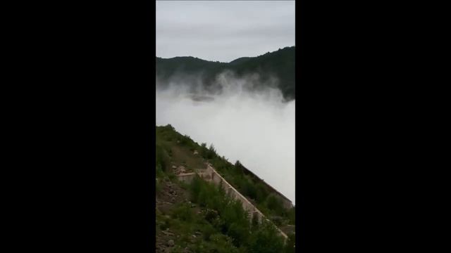 Сброс воды из водохранилища ГЭС смотреть онлайн