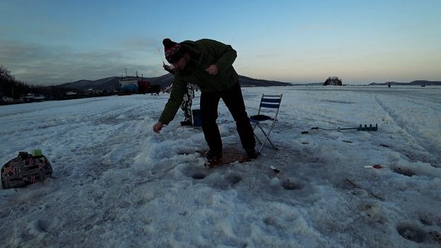 Зимняя рыбалка на море/как поймать корюшку/Русский остров смотреть онлайн