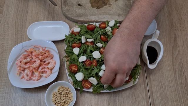 Салат с креветками и рукколой Итальянский салат с рукколой и помидорами смотреть онлайн