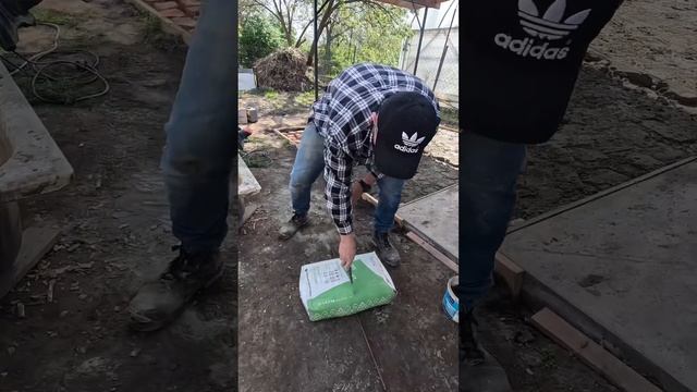 Делаю замес бетона в ручную - миксером… смотреть онлайн