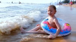 Тайланд.Ребенка смывает волной в море. Girl washes off a wave in the sea
