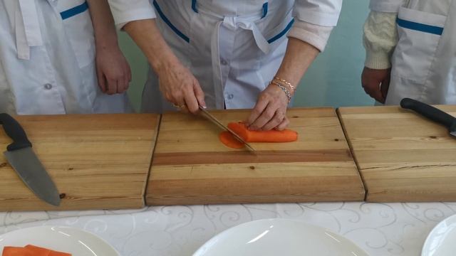 «Способы базовой нарезки овощей Julienne» смотреть онлайн