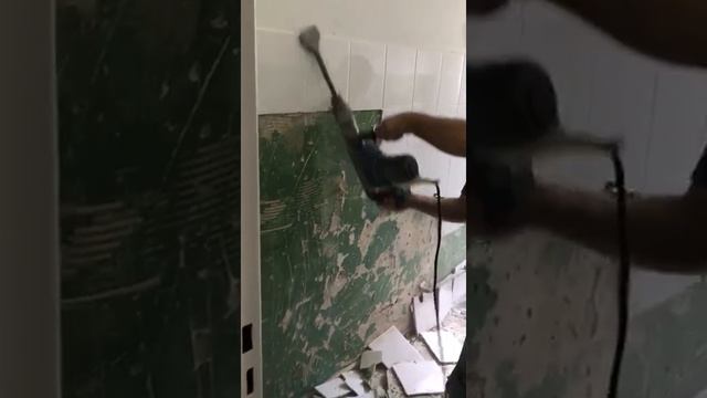 Покажу конотопке как отбивает плитку мастер смотреть онлайн