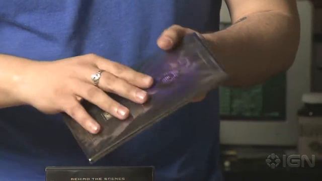 IGN Unboxes StarCraft II: Heart of the Swarm Collector's Edition смотреть онлайн