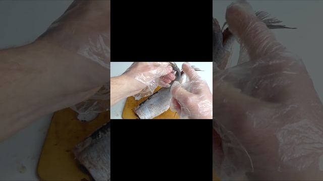 Как ПОЧИСТИТЬ СЕЛЕДКУ БЫСТРО и БЕЗ КОСТЕЙ за 2 МИНУТЫ, Способ Проверенный ГОДАМИ! Хитрый Трюк! смотреть онлайн