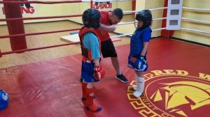 Кикбоксинг дети. Тренировка. Спарринги. Денчик 6 лет - Андрей 7 лет.