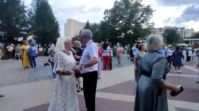 Парк Победы танцы в кругу друзей смотреть онлайн