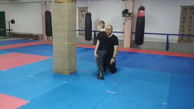 Учимся прямому удару ногой. смотреть онлайн