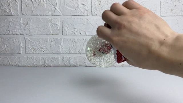 Снежный стеклянный шар с музыкой, подсветкой и снегом "Дед Мороз на крыше" смотреть онлайн