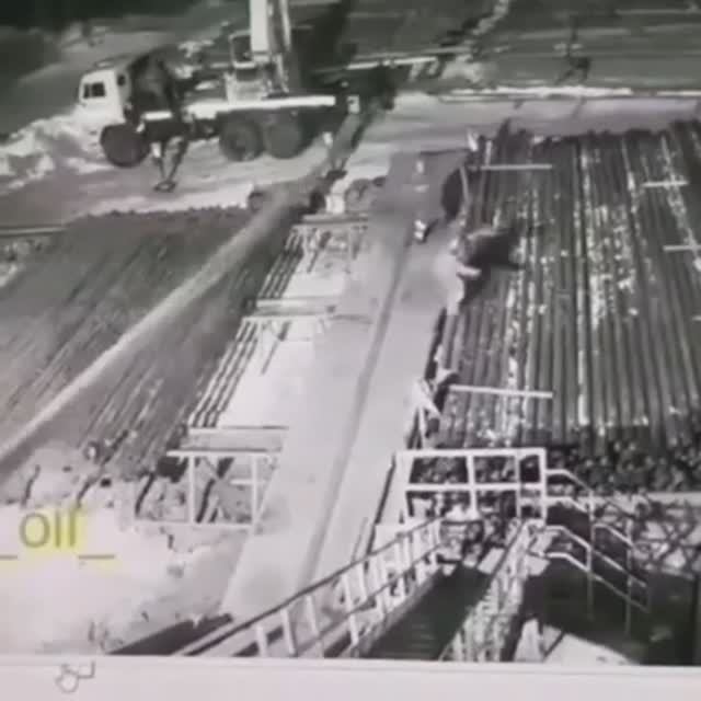 Жесть! С кермака сорвалась труба и снесла помбура😳