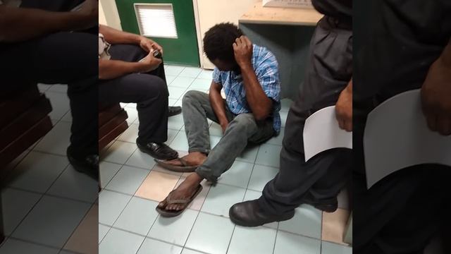 Man caught red handed trying to steal laptop смотреть онлайн