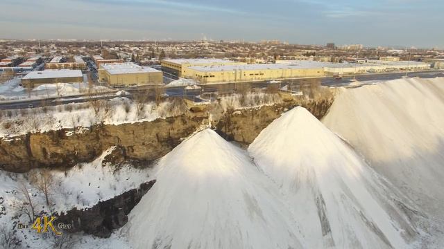 Грузовики разгружают снег в каньон. Канада смотреть онлайн