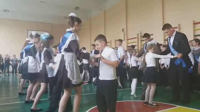 ПОСЛЕДНИЙ ЗВОНОК ВАЛЬС ПЕРВОКЛАШЕК С ВЫПУСКНИКАМИ смотреть онлайн