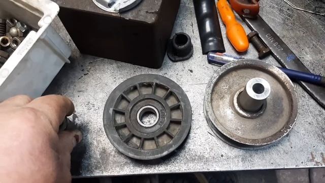 Замена обводного ролика на садовом тракторе Husqvarna CTH220 смотреть онлайн