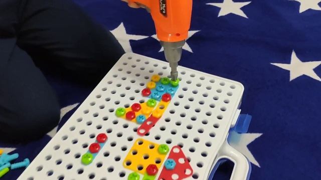 Крутая залипалка для ребенка. Набор мозаики с шуруповертом и крепежами смотреть онлайн