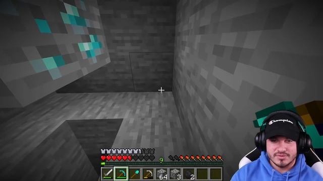 I Fooled My Friend by Swapping DIAMOND and BEDROCK Textures in Minecraft смотреть онлайн