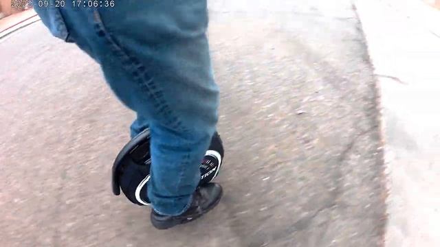 Riding the Inmotion V5F to the mailbox and back смотреть онлайн