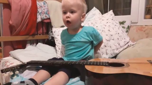 Ребёнок в три года играет на гитаре и поёт / Тяжёлый рок песни "я играю на гармошке"🤣 смотреть онлайн