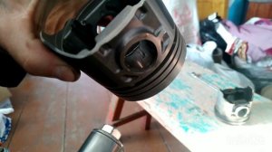 Как не повредив поршень достать палец из шатуна без пресса.