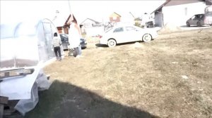 Делаем теплицу, разрезаем карбонат под двери и форточку, делаем замочки.