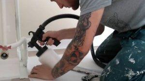 Как покрасить напольный плинтус