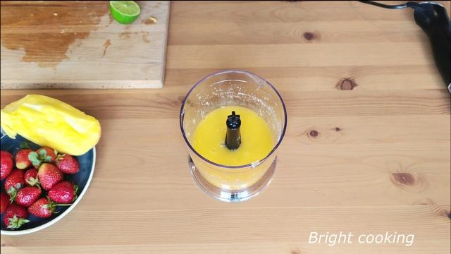 Домашнее фруктовое мороженое из манго и клубники. Мексиканское мороженое Палетас. смотреть онлайн