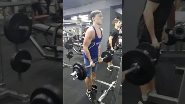 Подъем штанги на бицепс 42 кг на 6 раз