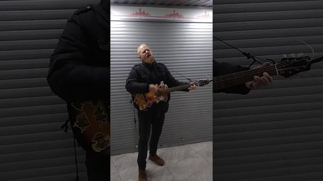 Уличный музыкант классно спел Ляписа.