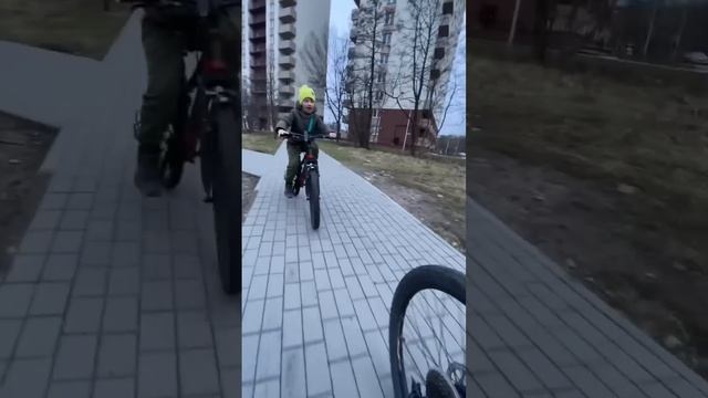 ШКОЛЬНИК НАЕХАЛ НА МЕНЯ На велосипеде #shorts смотреть онлайн