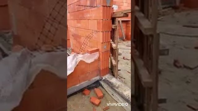 Гидроизоляция фундамента, четверти в окнах, поризованный кирпич. Репортаж со стройки. смотреть онлайн